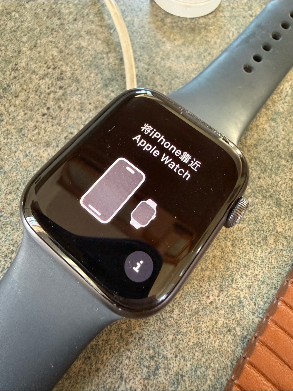 Apple Watch SE with 2 charger and extra strap - Picture 2 of 4